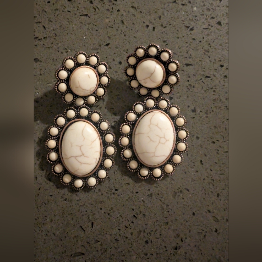 Elegant Cream and Gold Statement Earrings - Picture 8 of 8